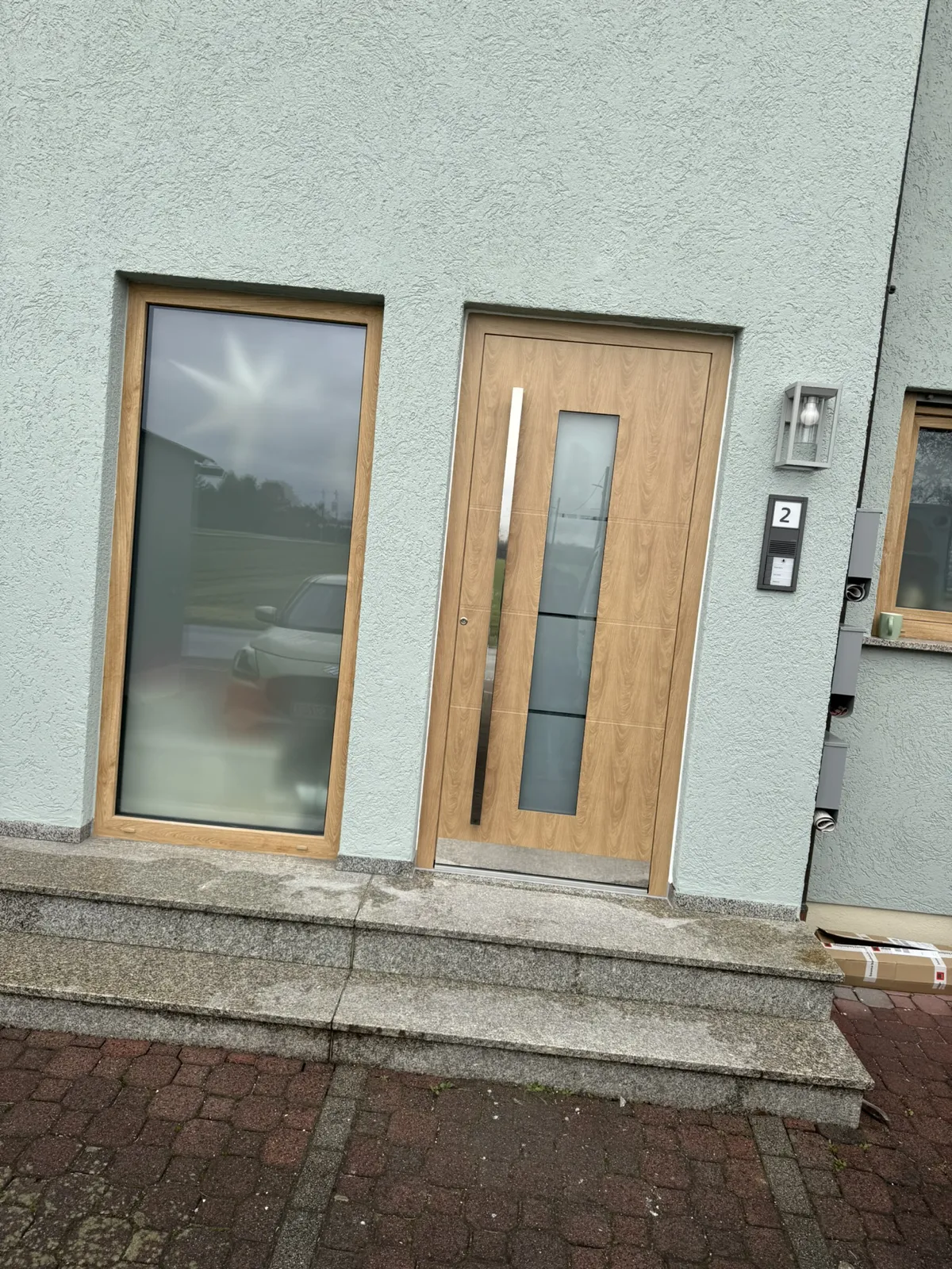 Moderne Haustür in Holzoptik mit Seitenteil