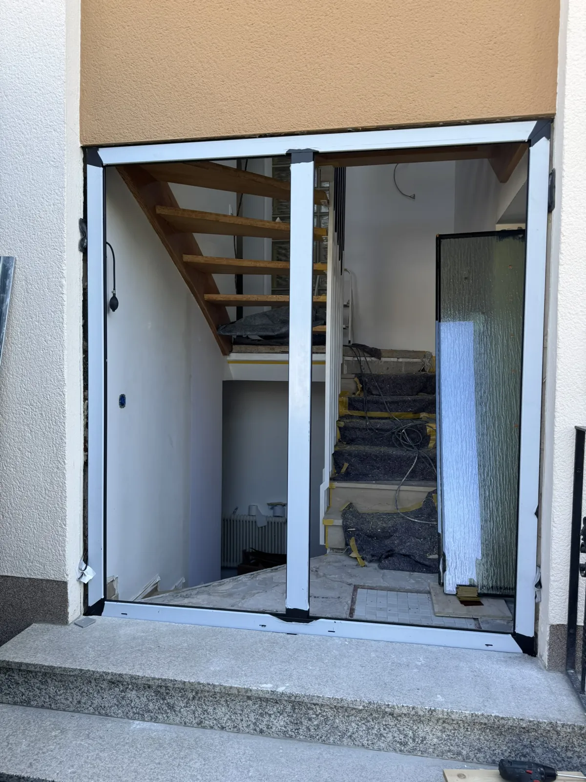 Haustür-Einbau während der Montage