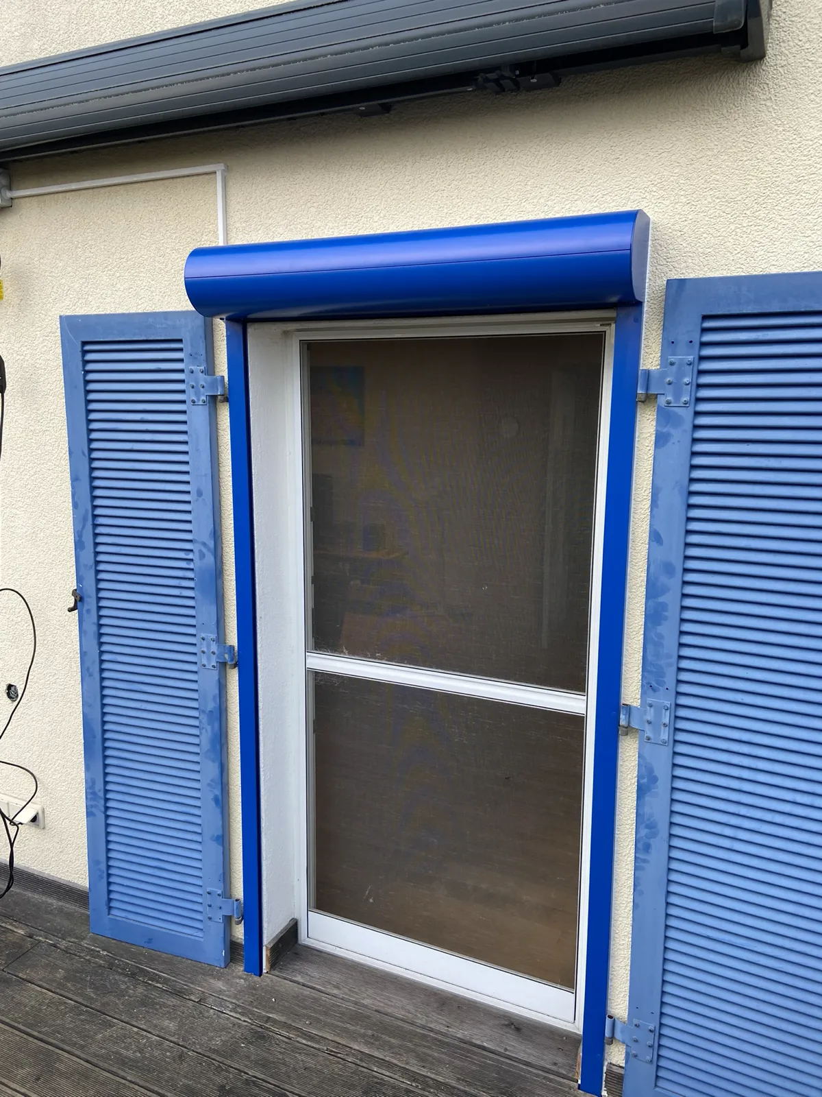Aufputz-Rollladen an Fenster mit Lamellenladen