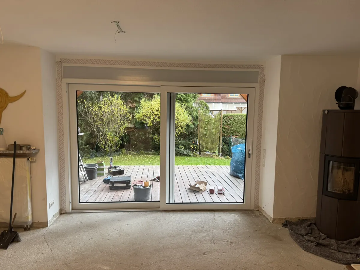 Große Schiebe-Terrassentür mit Gartenblick